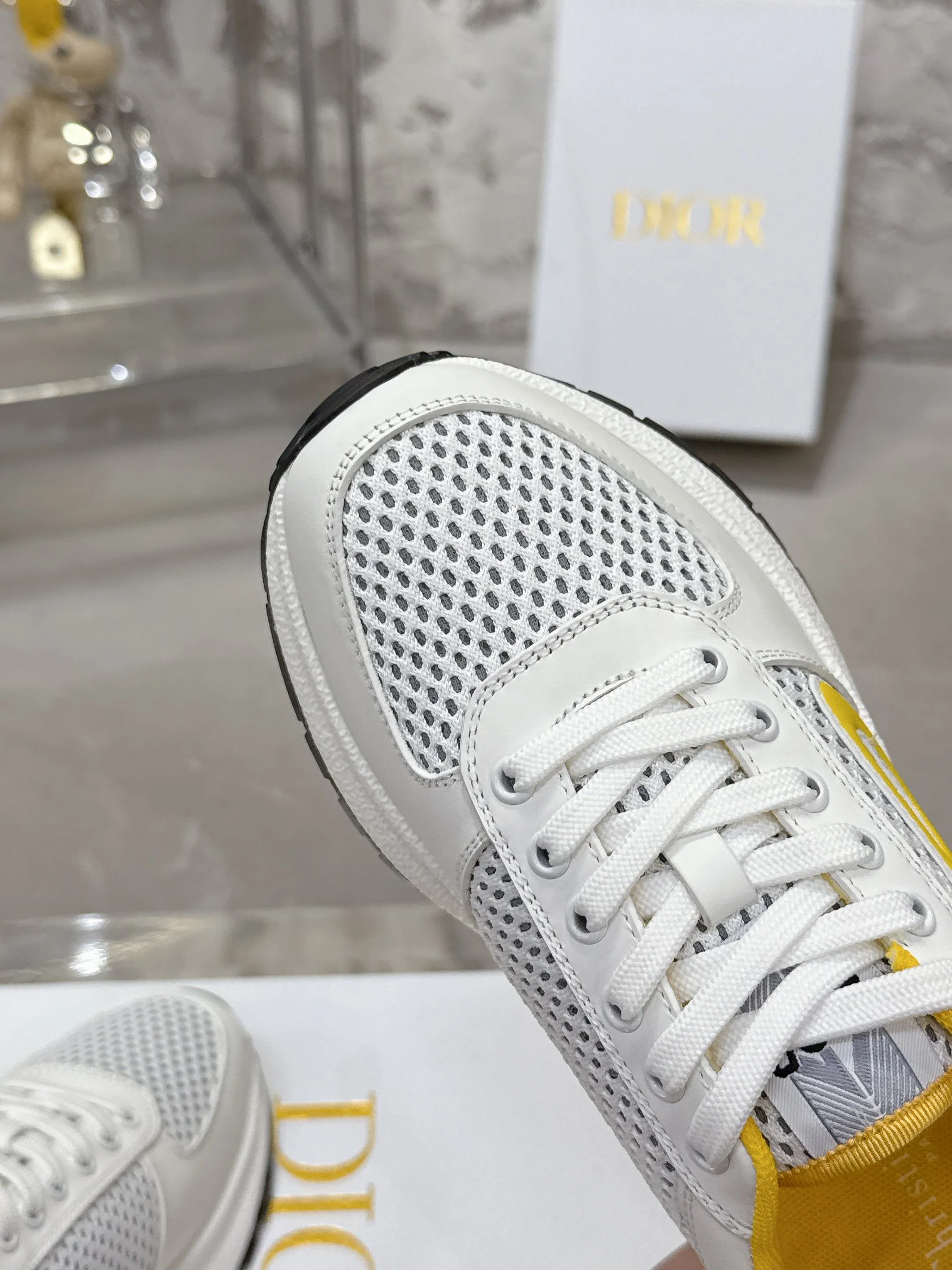 Factory price 680💰 Top version! ! ! Dior Dior's latest Run'n'Dior series, couple's thick-soled casual sneakers, originally purchased, developed and manufactured. This Run'n'Dior reinterprets sports style with an elegant and fashionable shape. The upper is crafted from white mesh fabric and features the Christian Dior Paris signature on the laces and heel. The exquisite two-color sole is light and soft, which can add a high-end temperament to all kinds of casual looks. Exquisite packaging at the delivery counter 🛍📦 ▪️Fabric: Original customized imported first-layer cowhide ▪️Inner lining: Imported original lining ▪️Sole: Original molded non-slip TPU material ▪️Size: Women's 35-41 / Men's 39-46 (Female 40 41 / Men's 38.45.46 customized)